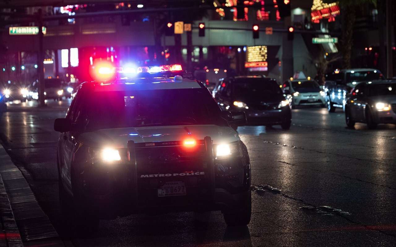 Гонки хулигана с полицией завершились необычным «приземлением»