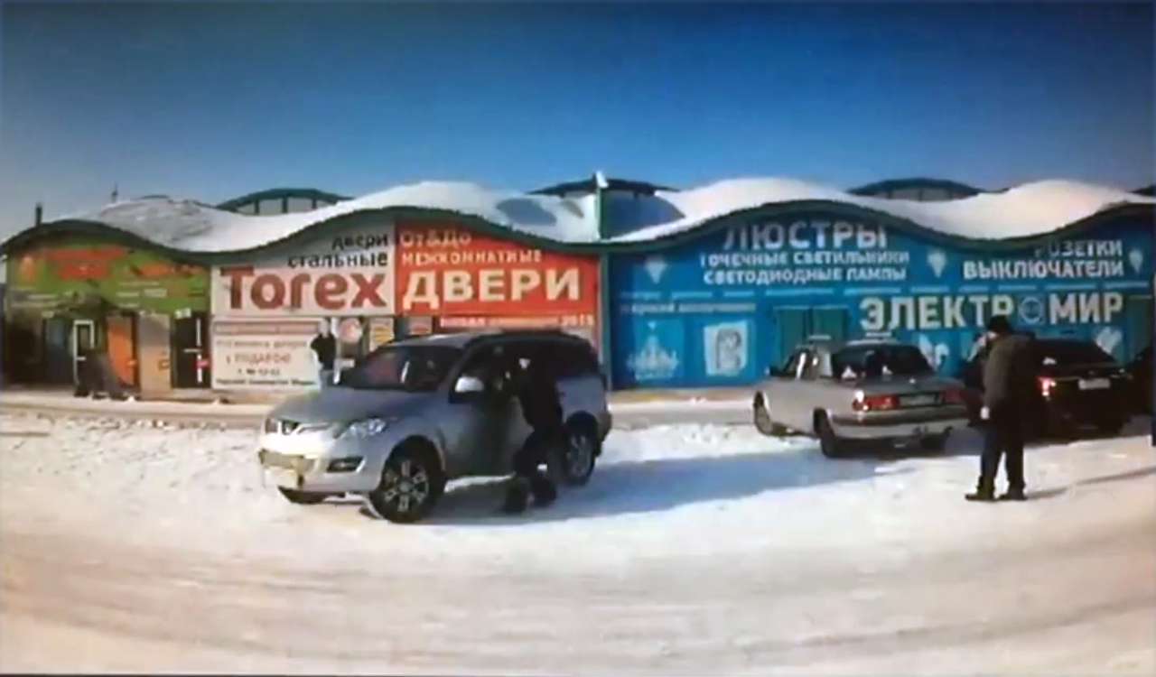 Пытаясь скрыться от инспектора ДПС, мужчина протащил его за автомобилем