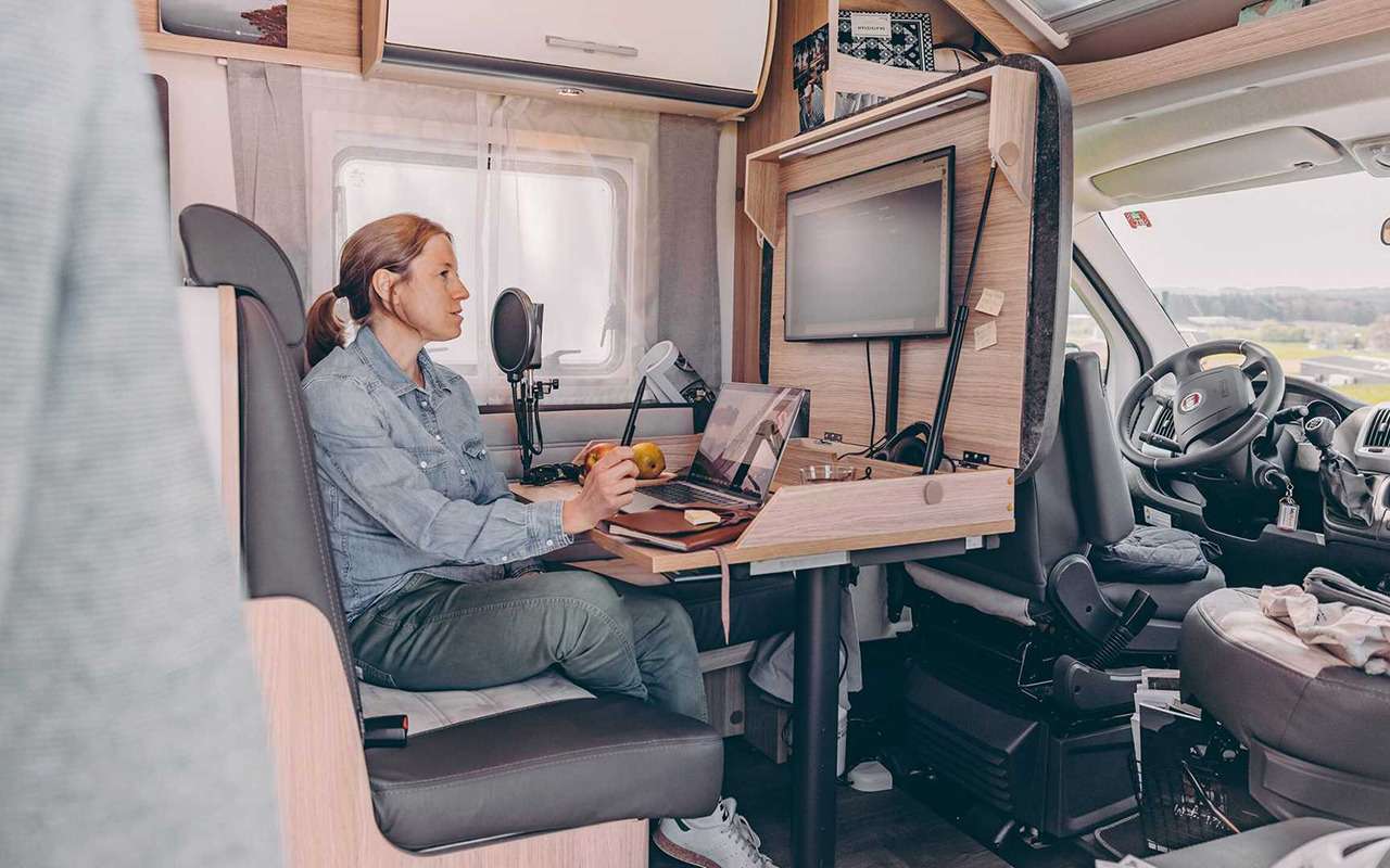 Хоум-офис в кемпере: оригинальное решение рабочего стола