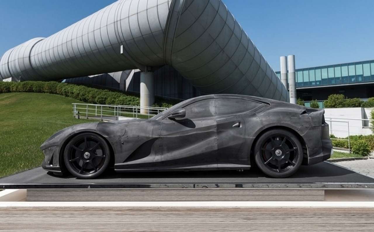320 000 евро за... макет Ferrari 812 Superfast (настоящая машина стоит дешевле)