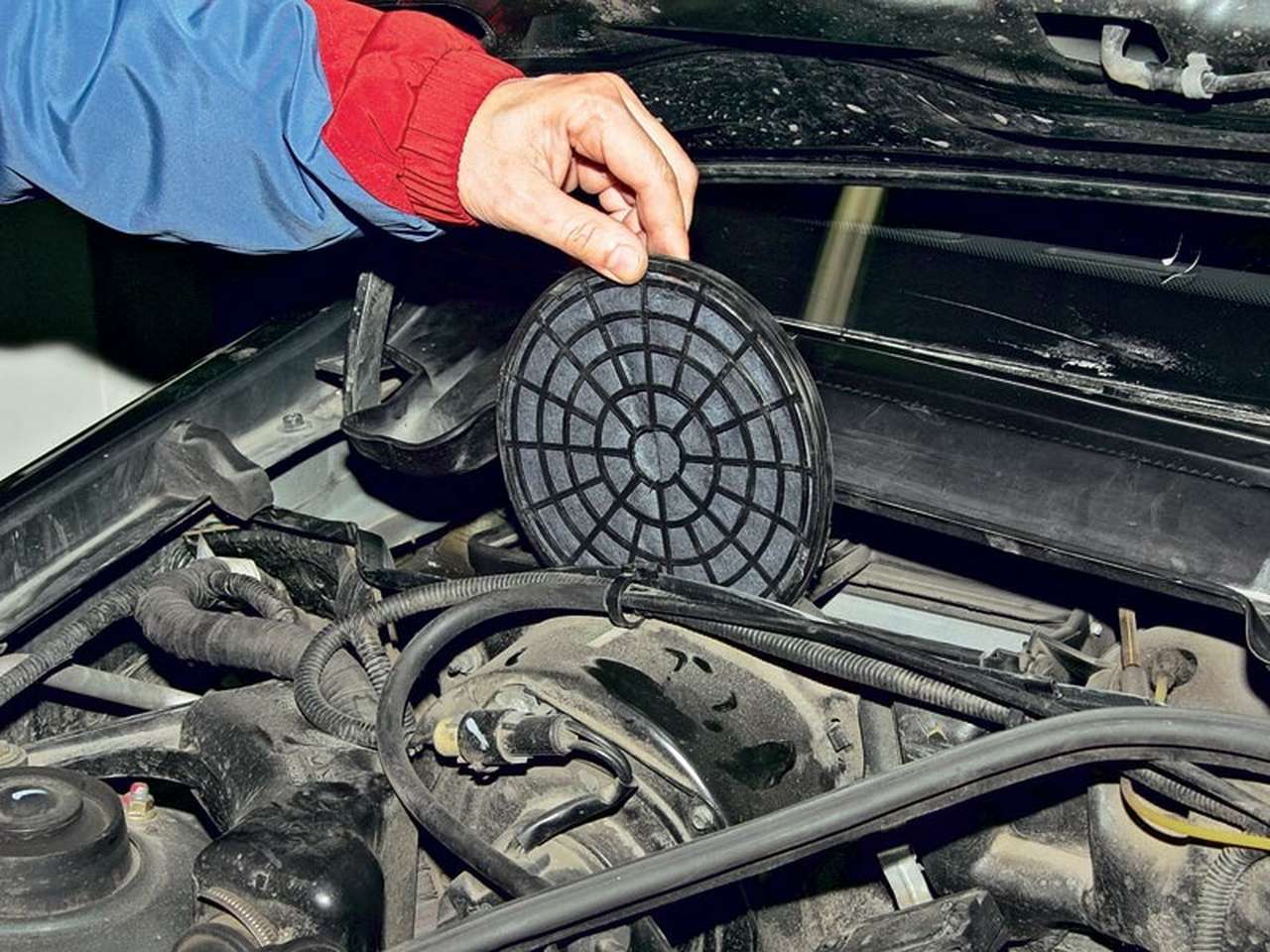 Площадь фильтра салона невелика, поэтому элемента хватает чаще всего на 5 тыс. км, кстати, менять его неудобно (ЗР, 2007, № 4).