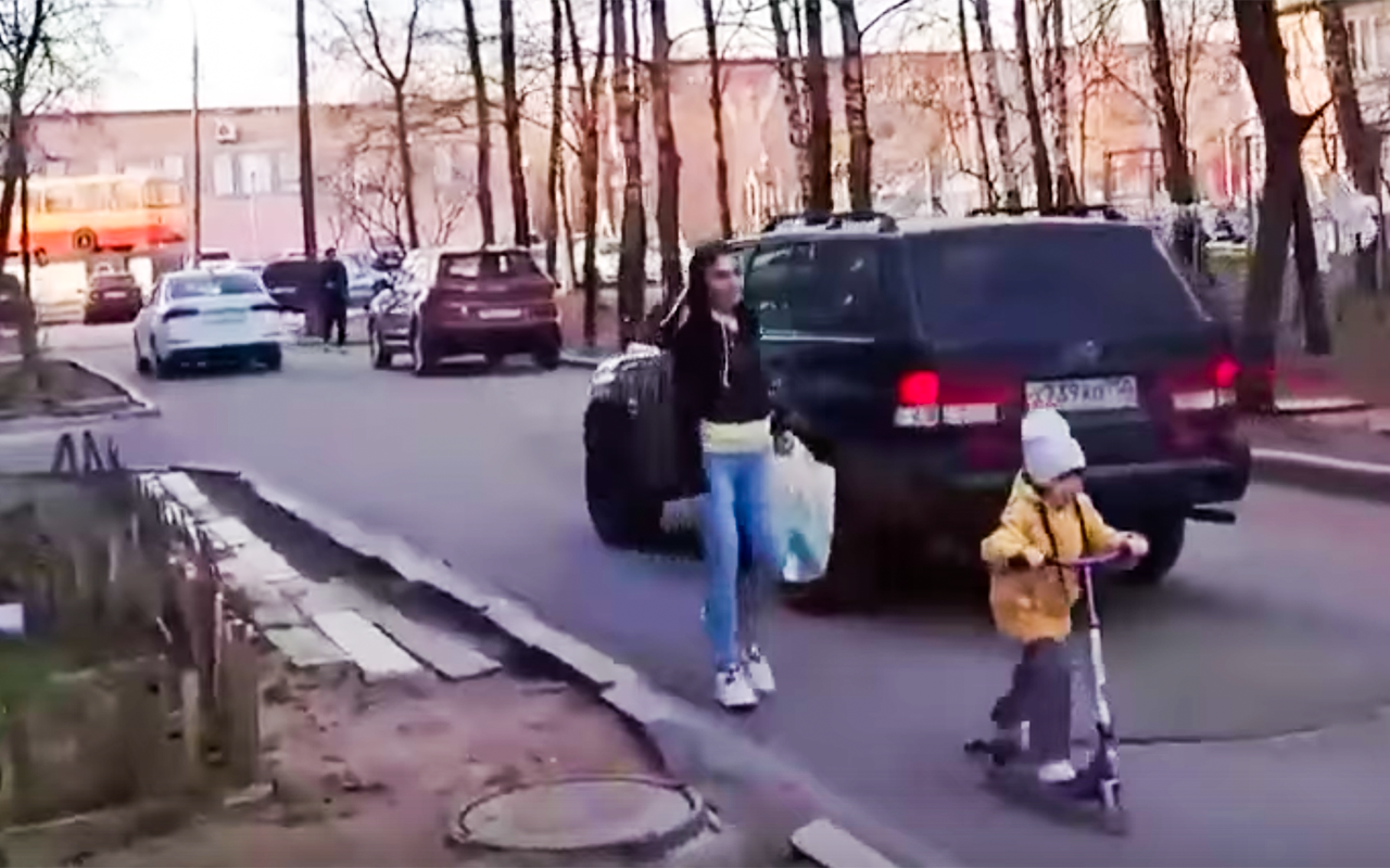 Огромную пробку объезжают прямо по жилой зоне (видео)