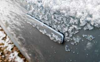 Первые морозы не испугали выдвижные ручки: даже когда лед попадает внутрь, всё работает. Больше смущает, что если машина стоит с работающим двигателем, когда касаешься сенсора, чтобы выдвинуть ручки, раздаются три громких «бипа».