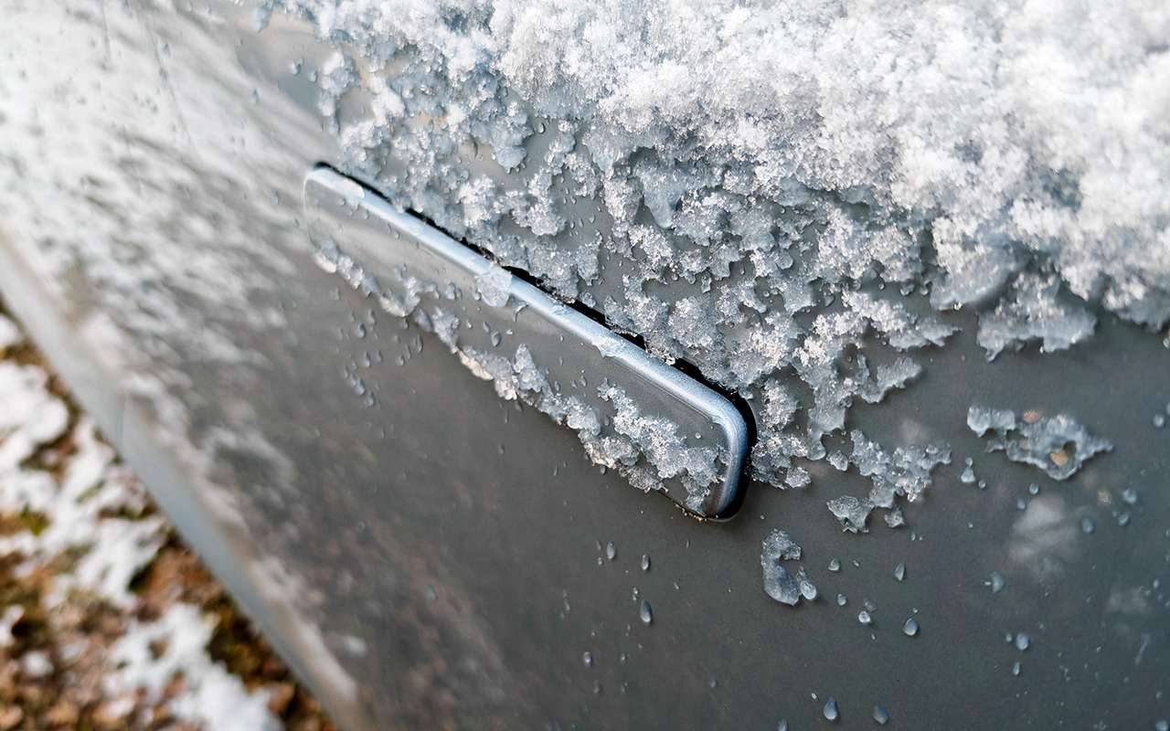 Первые морозы не испугали выдвижные ручки: даже когда лед попадает внутрь, всё работает. Больше смущает, что если машина стоит с работающим двигателем, когда касаешься сенсора, чтобы выдвинуть ручки, раздаются три громких «бипа».