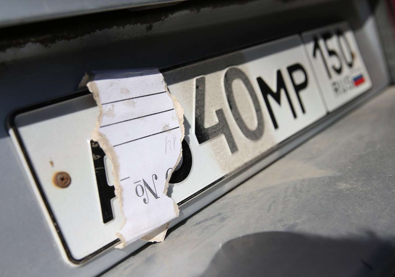 Неплательщикам штрафов запретят въезд на городские парковки