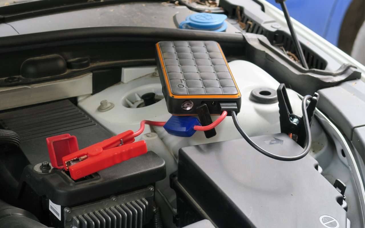 При использовании для пуска мотора бустера имейте в виду, что перед использованием его хорошо бы согреть. Так он сможет отдать больше энергии.