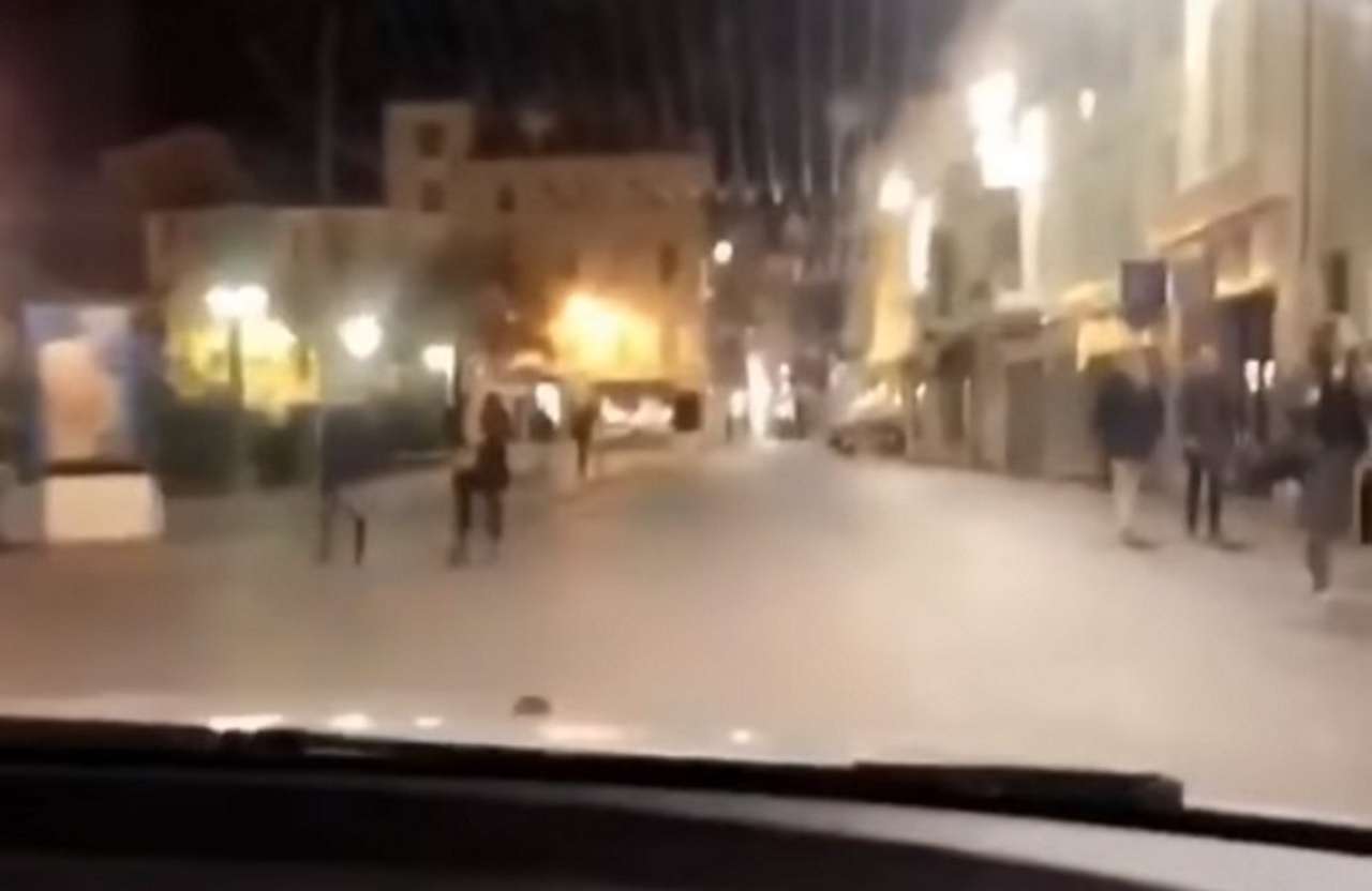 Как дома: россиянки прокатились по пешеходной зоне на Лазурном берегу