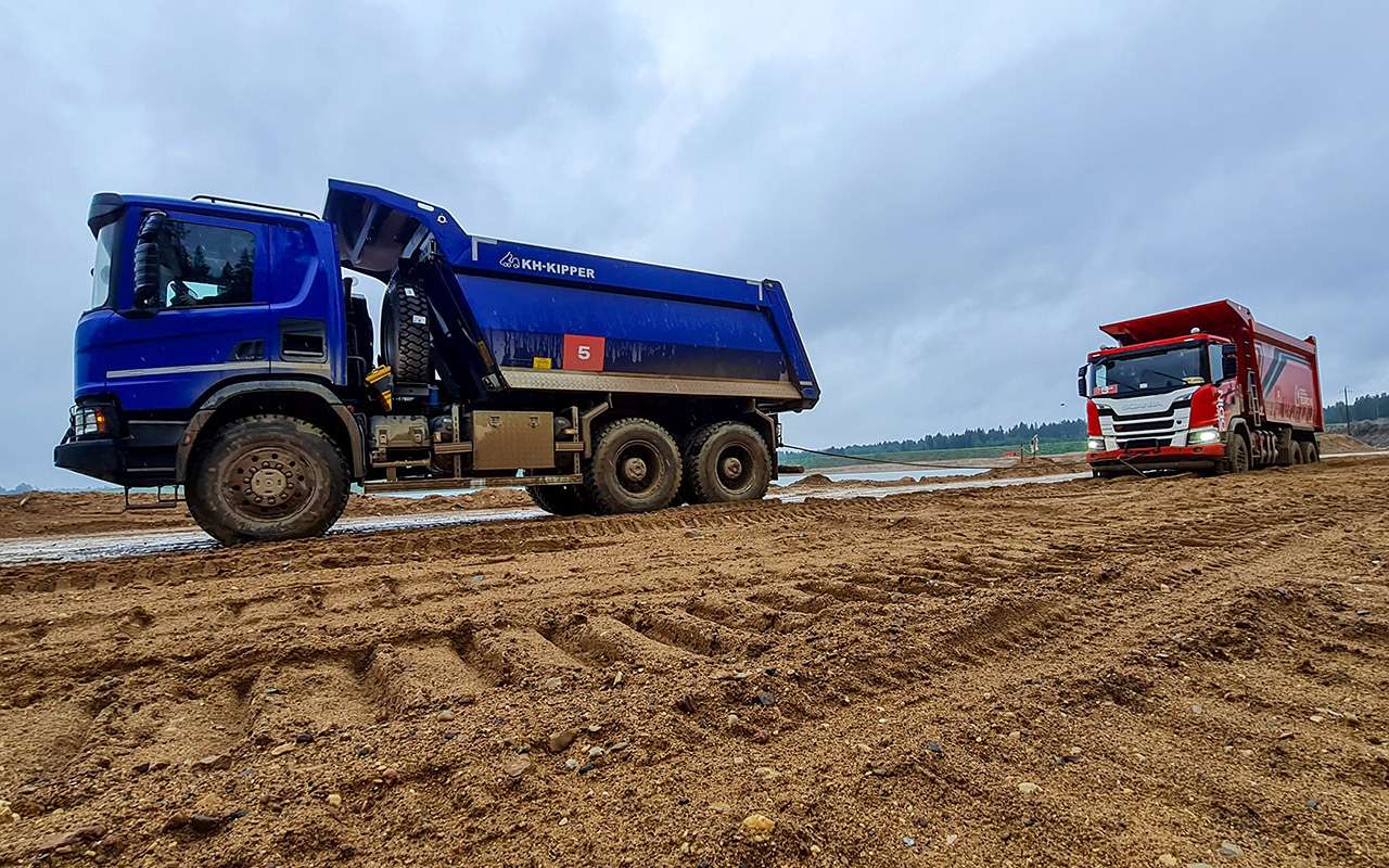 Scania Odin S с двигателем на метане очень приятна на ходу, но у самосвала 6×4 есть один минус – он легко закапывается. Нужно идти ходом.