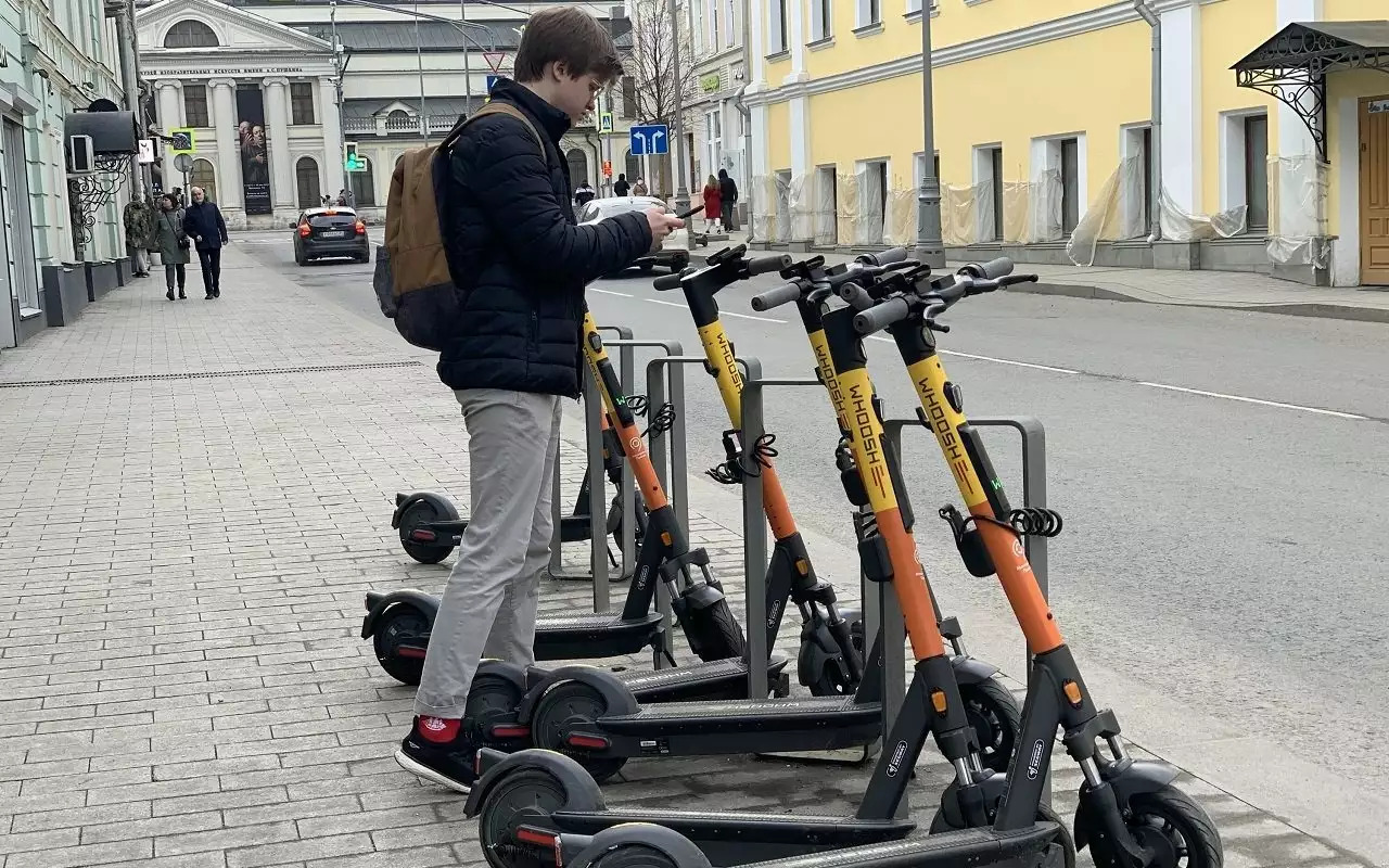 Москвичи требуют запрета самокатов и мопедов