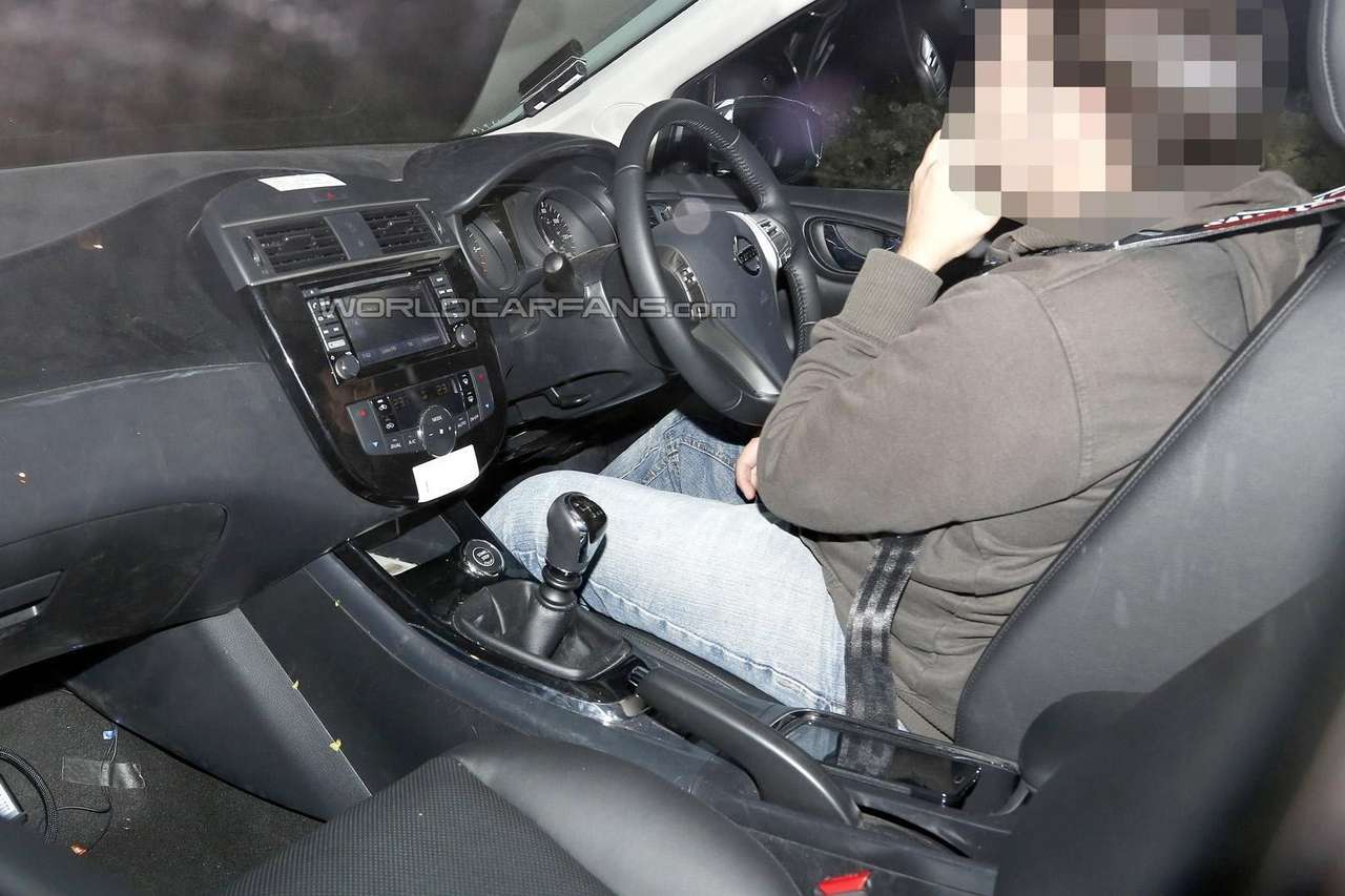 Фотошпионы заглянули в салон нового хэтчбека Nissan 