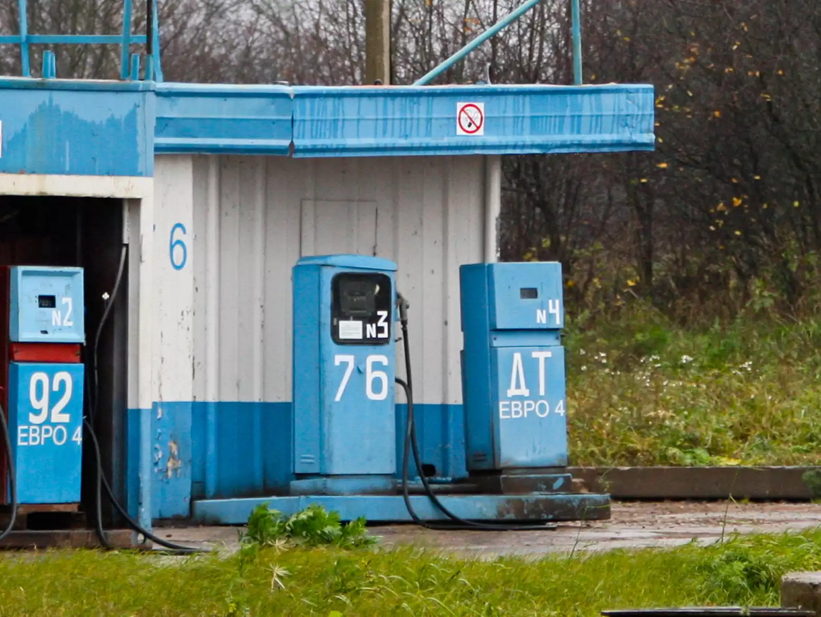 Заправка со. Бензоколонка Старая Россия. Автозаправка бензиновая. Советские заправочные станции. Дешевая АЗС.