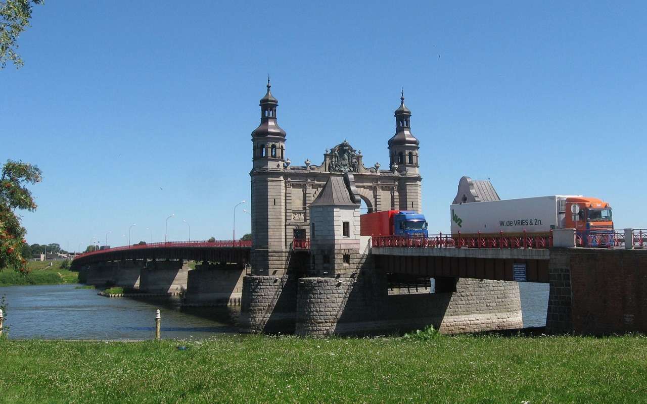 На фото Мост королевы Луизы через реку Неман в г. Советск, Калининградская область