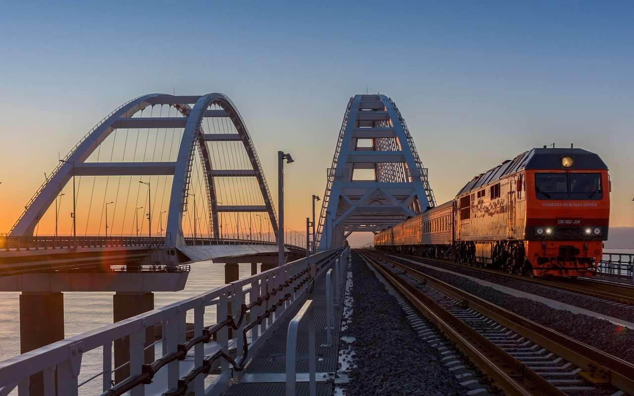 Тысяча машин стоит в пробке перед Крымским мостом