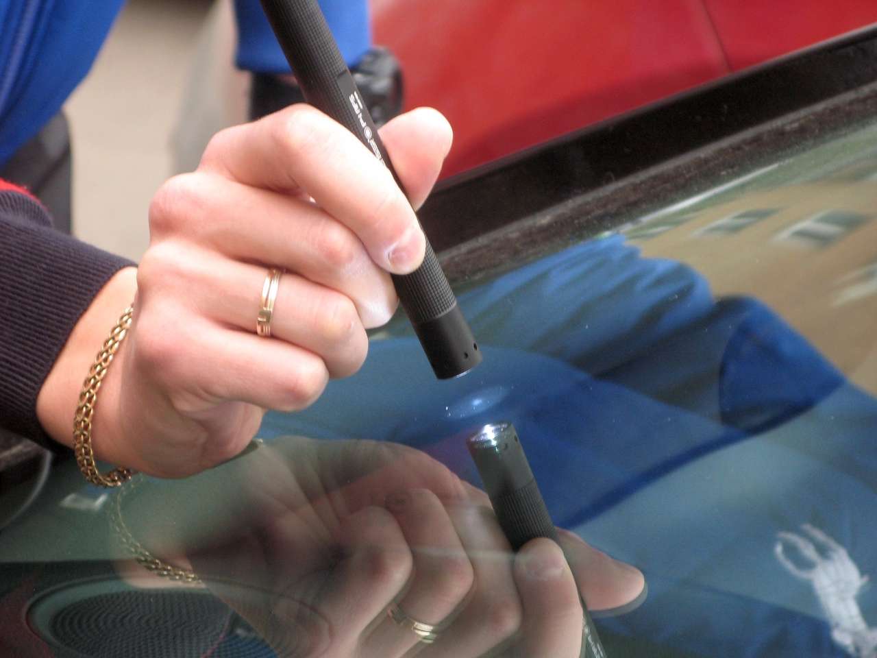 В качестве источника света задействовали фонарик, формирующий узкий луч