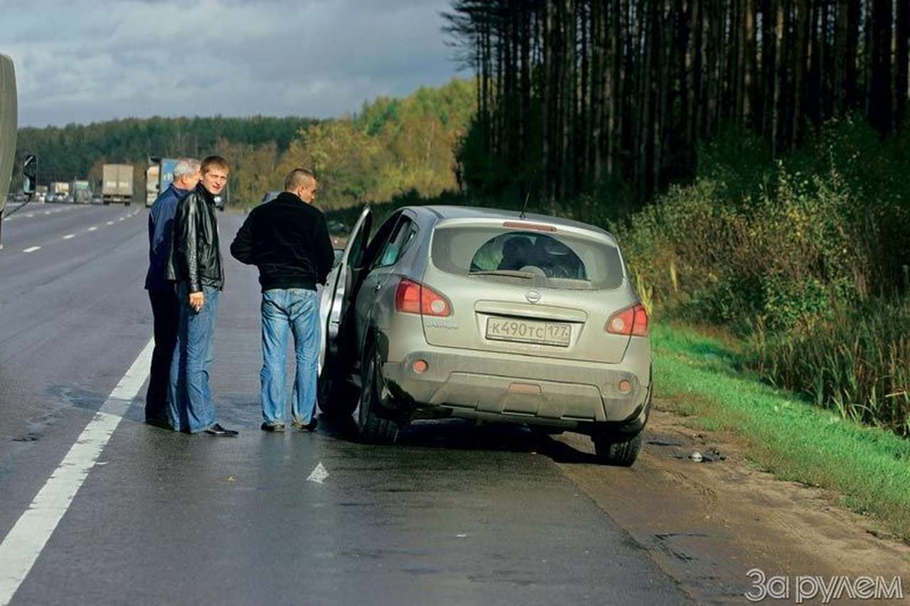 Фотосъемка реальной подставы 11 октября 2007 года на Симферопольском шоссе в 30 км от Москвы. Автомобиль «Ниссан-Кашкай» с регистрационным номером к490тс177 принадлежит прокатной фирме и, скорее всего, взят по поддельным документам. Левое заднее окно откр