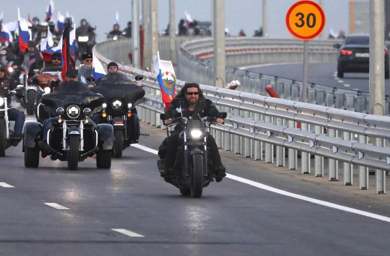 Байкер Хирург пронесся по Крымскому мосту без шлема