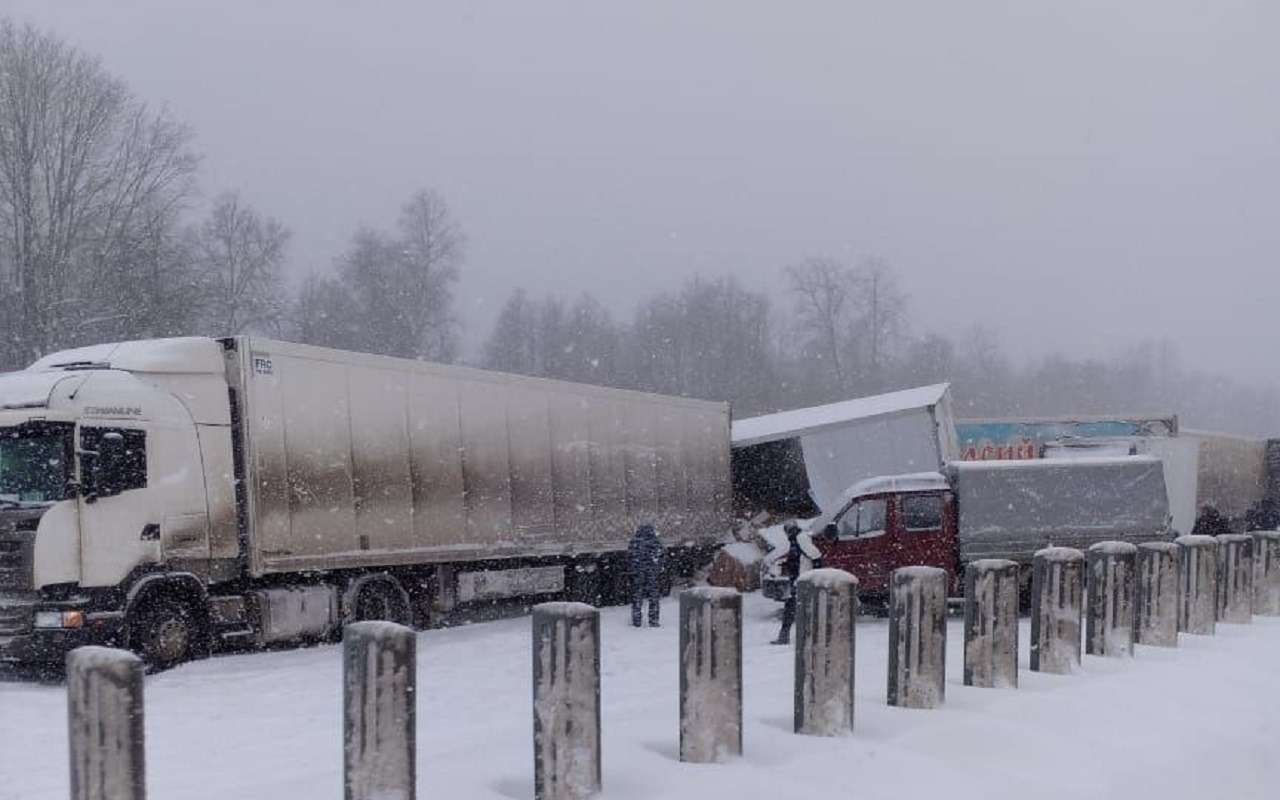 В массовой аварии на трассе М-7 в Татарстане пострадали три человека