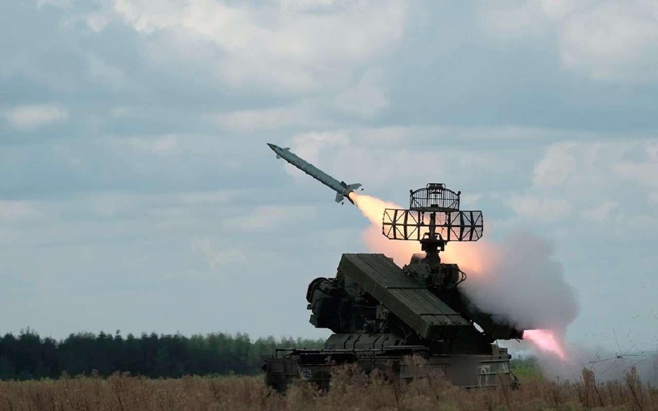 Пуск твердотопливной одноступенчатой зенитной ракеты 9М33М3 из Осы-АКМ. Боевая часть — осколочно-фугасная. Наведение ракеты на цель — командное по радиоканалу.