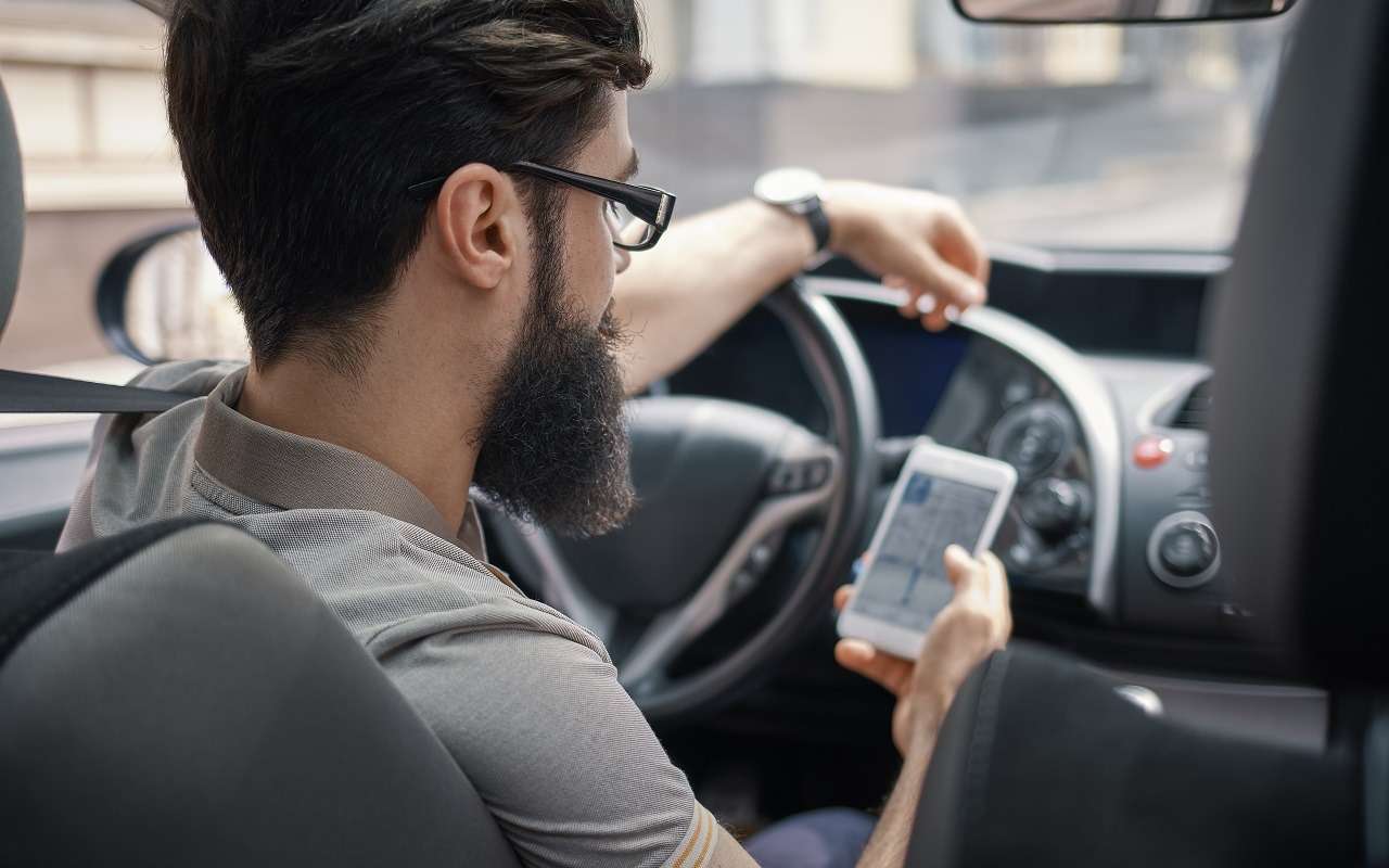 Дофамин за рулем: почему мы не можем оторваться от телефона и как применить технику «5 секунд»