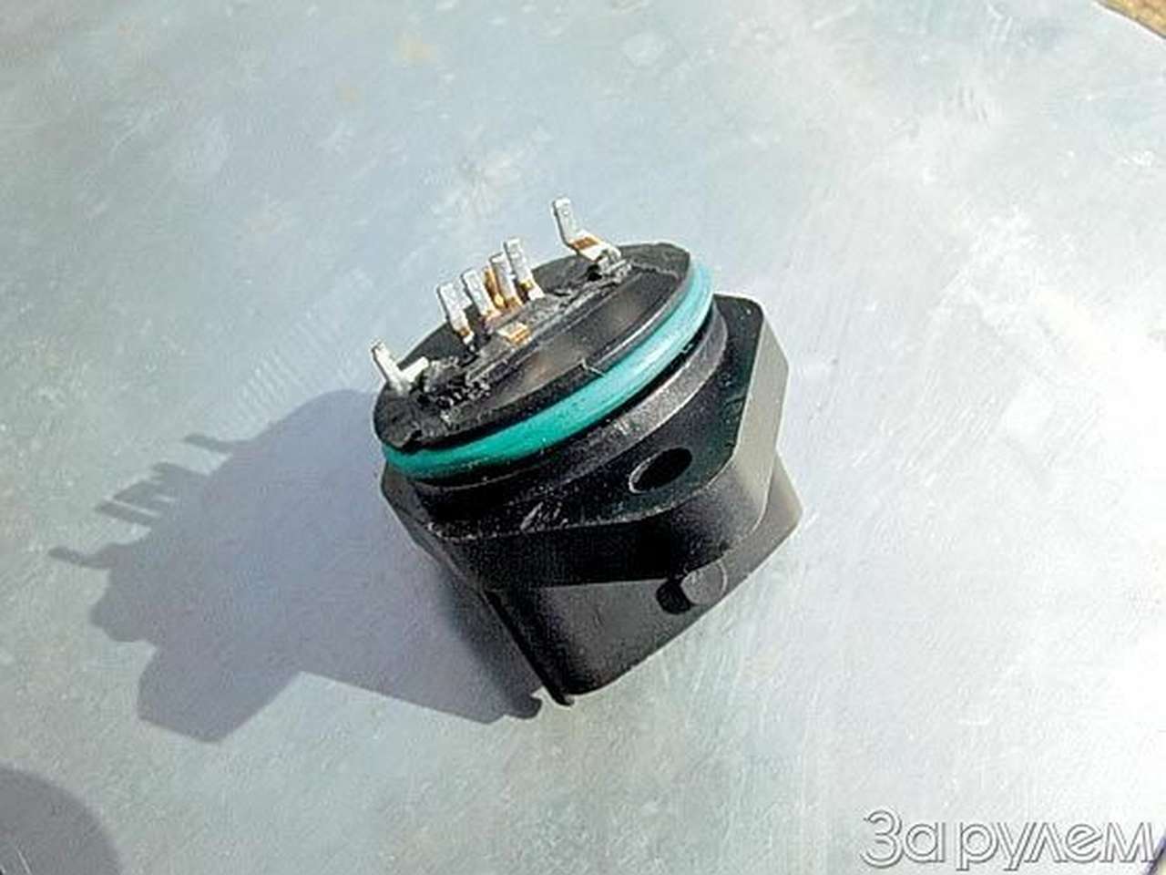 От негодного ДМРВ осторожно, дабы не повредить контакты,  ножовкой отпилим штекер. Металл внутри не пилить! С «изнанки» увидим пять контактов, которые в дальнейшем будут припаяны к выходам контактов ремонтной колодки.