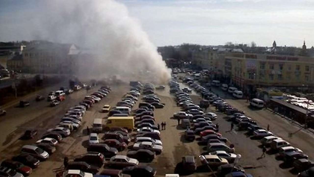 Прорыв теплотрассы повредил десятки машин