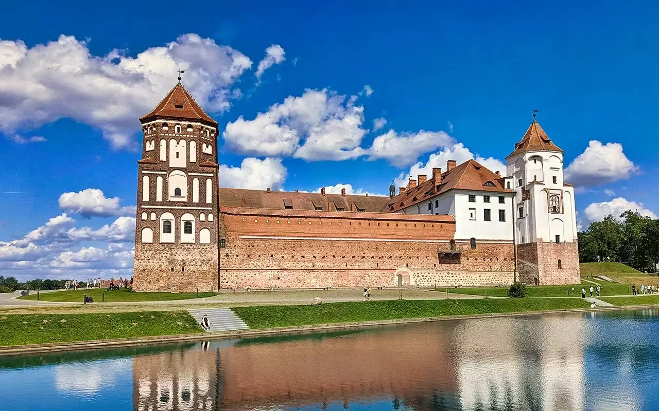 Мирский замок очень красив и очень популярен у туристов. Найти место на парковке – тот еще квест.