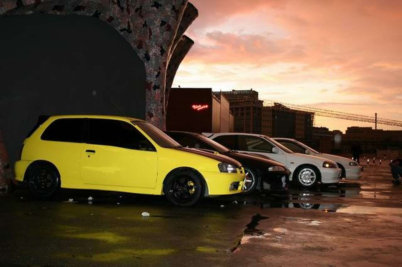 На улице холодает, и владельцы городских тюнинг-каров с символическим дорожным просветом загрустили.