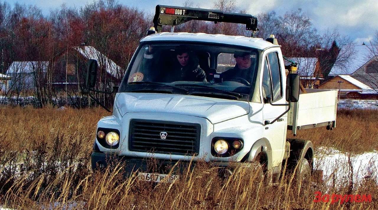 Полуторатонный «Ермак» с краном-манипулятором неплохо ведет себя на бездорожье.