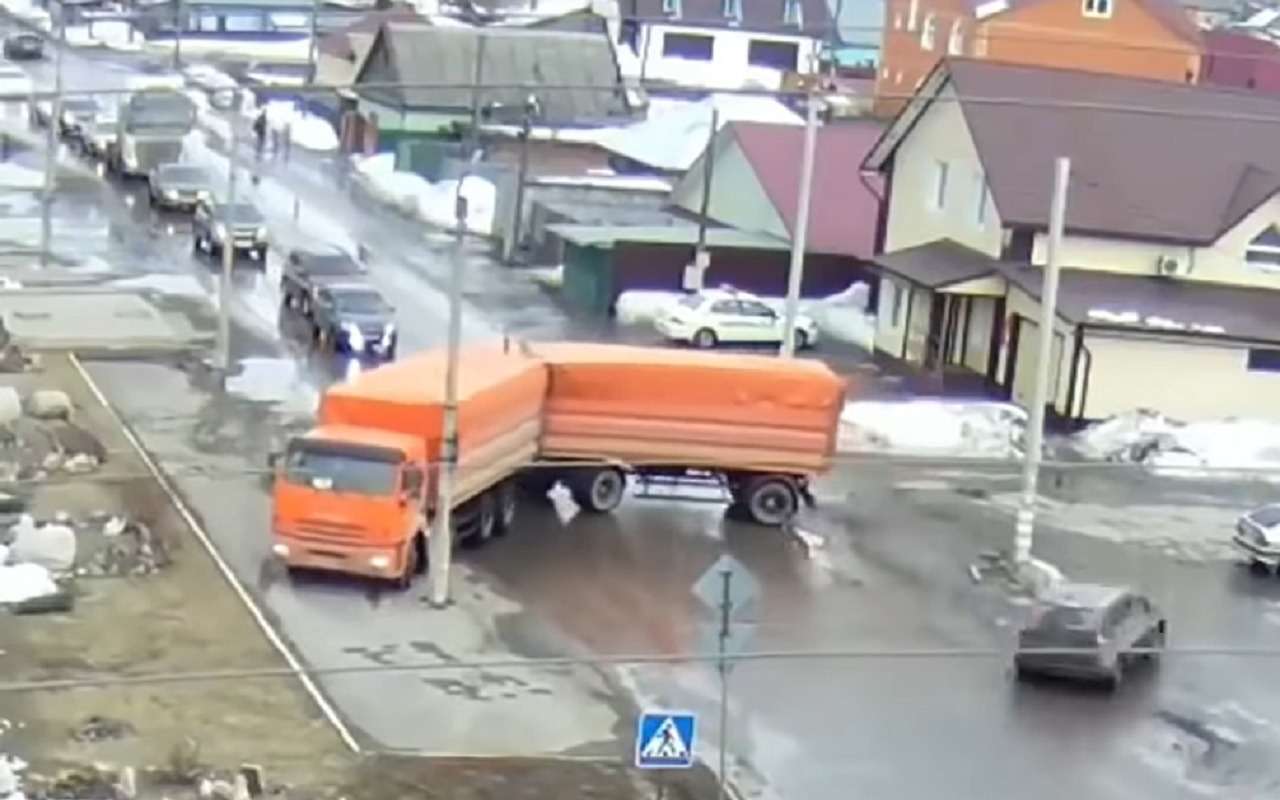КАМАЗ устроил коллапс. Водители реагировали по-доброму
