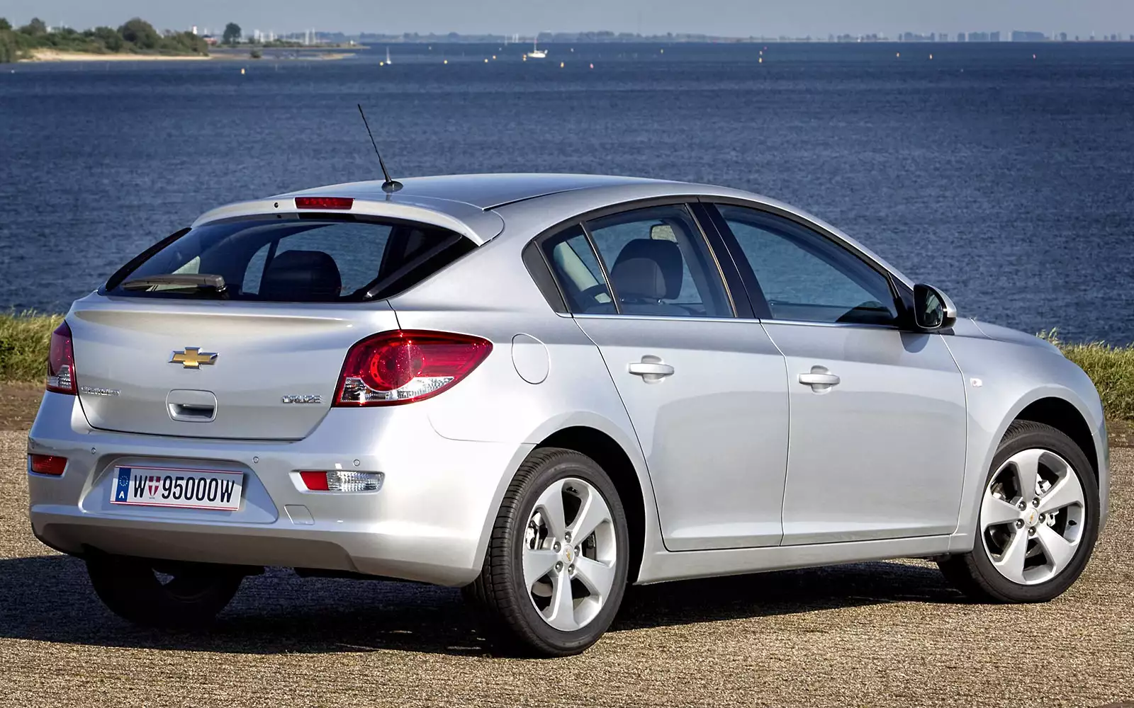 Фото chevrolet cruze хэтчбек