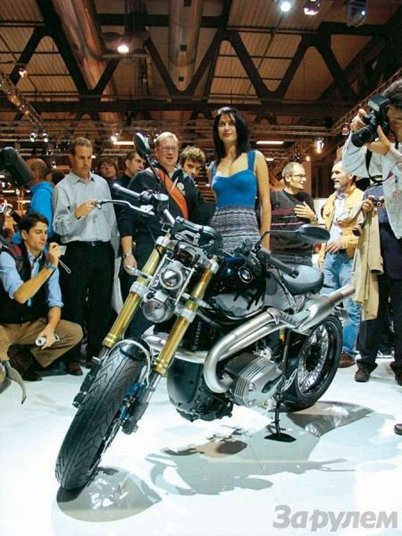 BMW Lo Rider-концепт-байк, поражающий неординарным сочетанием традиционных и ультрасовременных элементов.