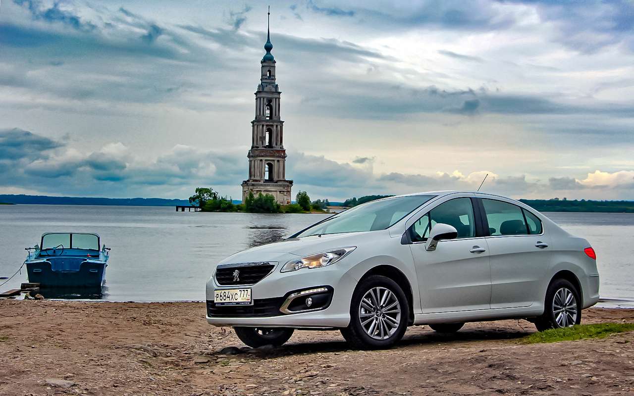 Больше всего Peugeot 408 изменился спереди. Новая оптика, бампер, решетка радиатора.