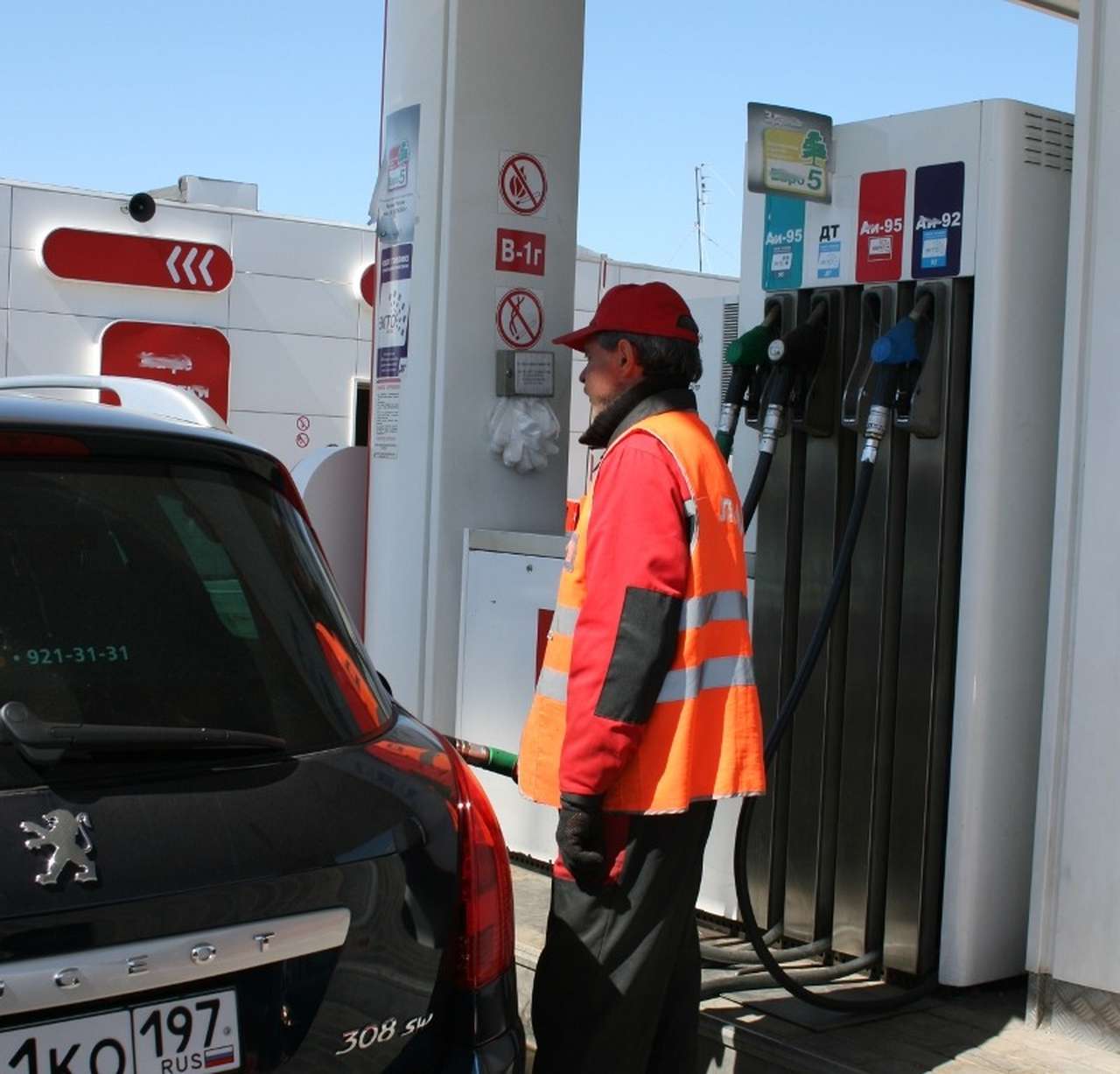 В Белоруссии иностранцы смогут купить бензин только за валюту 