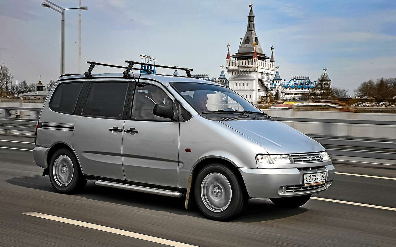 Первые четыре года передок Надежды был четырехглазым. Позже появились фары от «десятки».