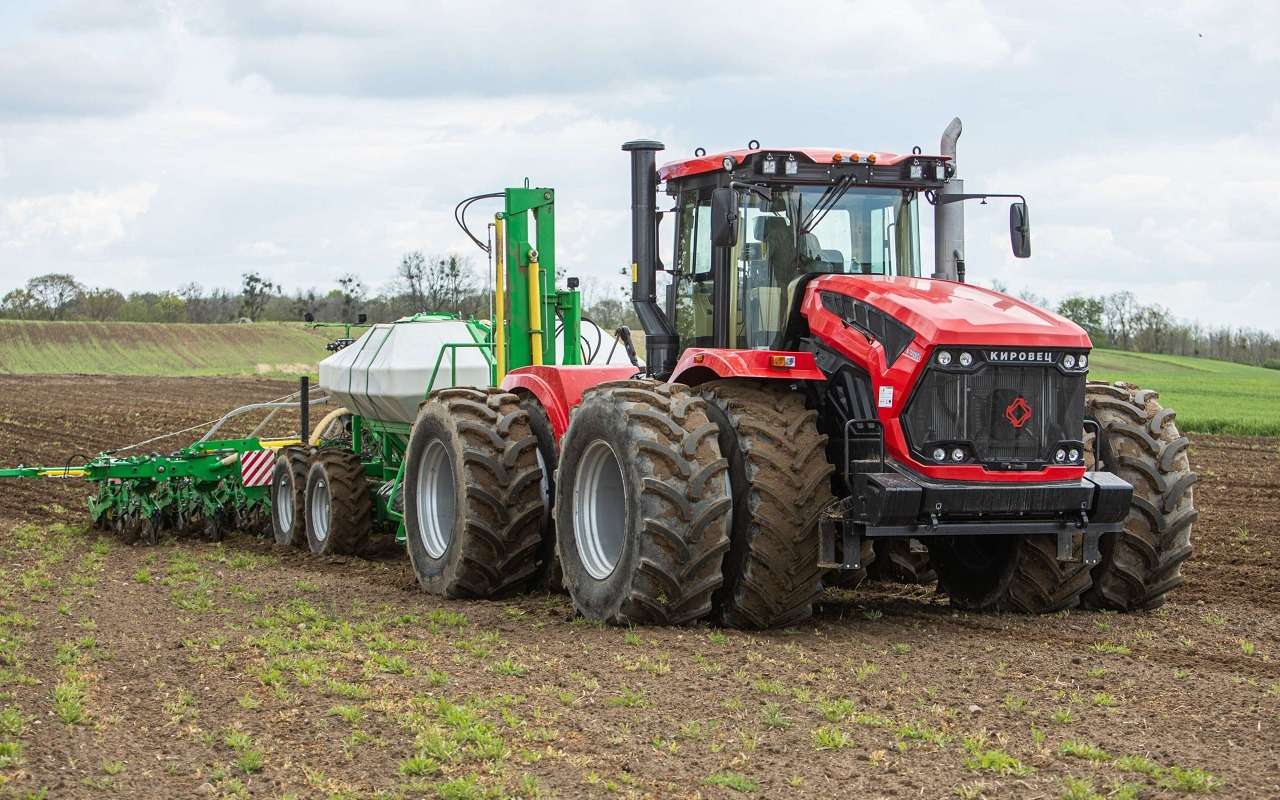 Сейчас на модели Кировец К-742М Стандарт стоит дизель ТМЗ 8481.10-04 с отдачей 420 л.с. Новые моторы смогут выдавать больше, не теряя в ресурсе