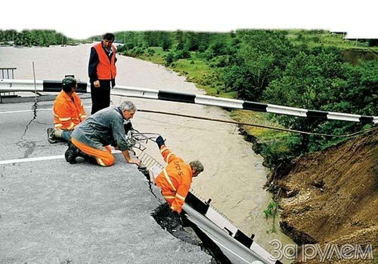Мост под бурным потоком