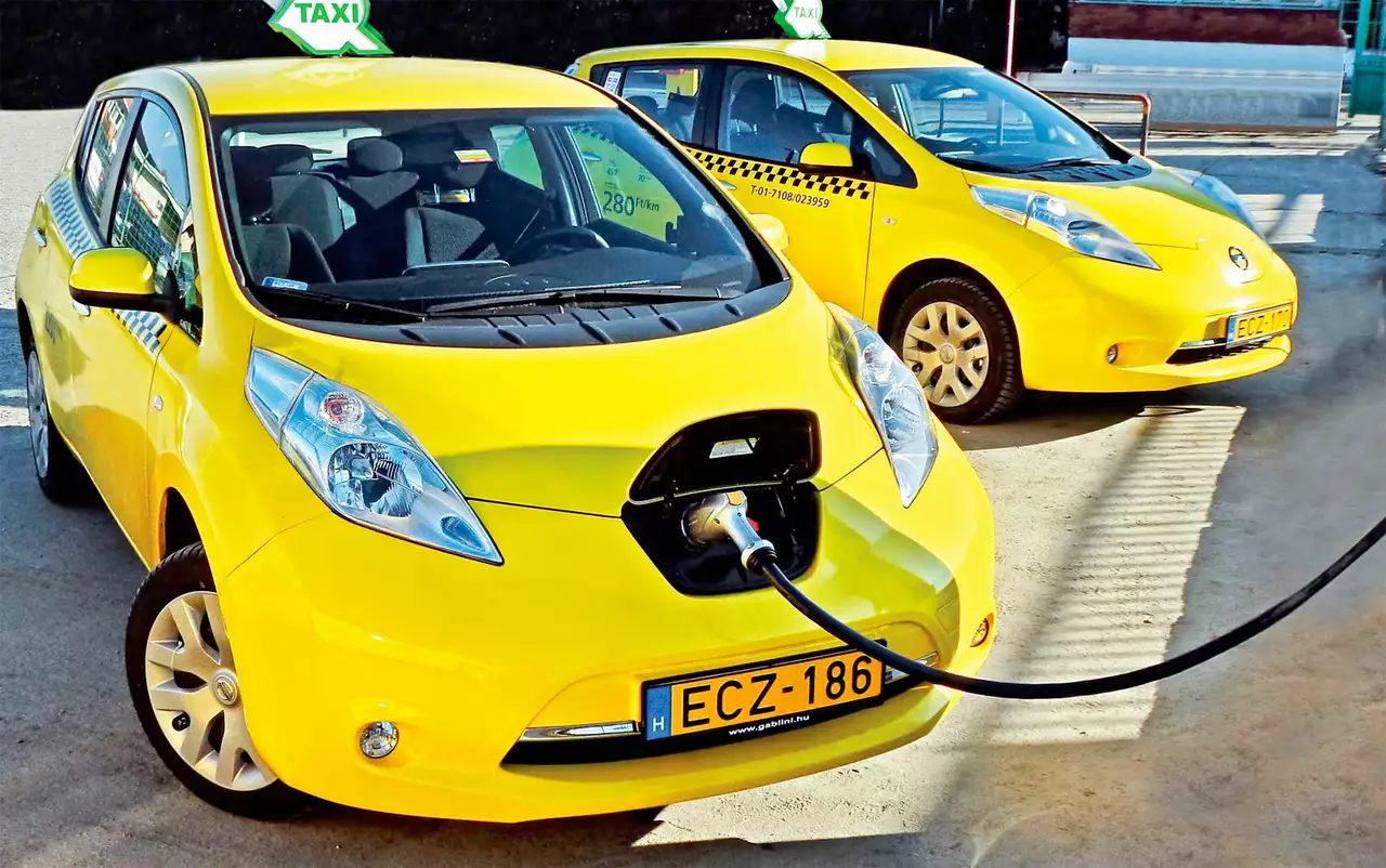 Nissan Leaf – самый популярный в мире электромобиль: в январе был продан уже 200‑тысячный экземпляр. Суммарный пробег всех машин перевалил за два миллиарда километров. Около 550 хэтчбеков оказалось на службе в европейских таксопарках. Причем не только в передовых странах, но также в Венгрии и Эстонии. Один из Лифов прибалтийского перевозчика прошел более 220 тысяч километров без замены аккумуляторов.
