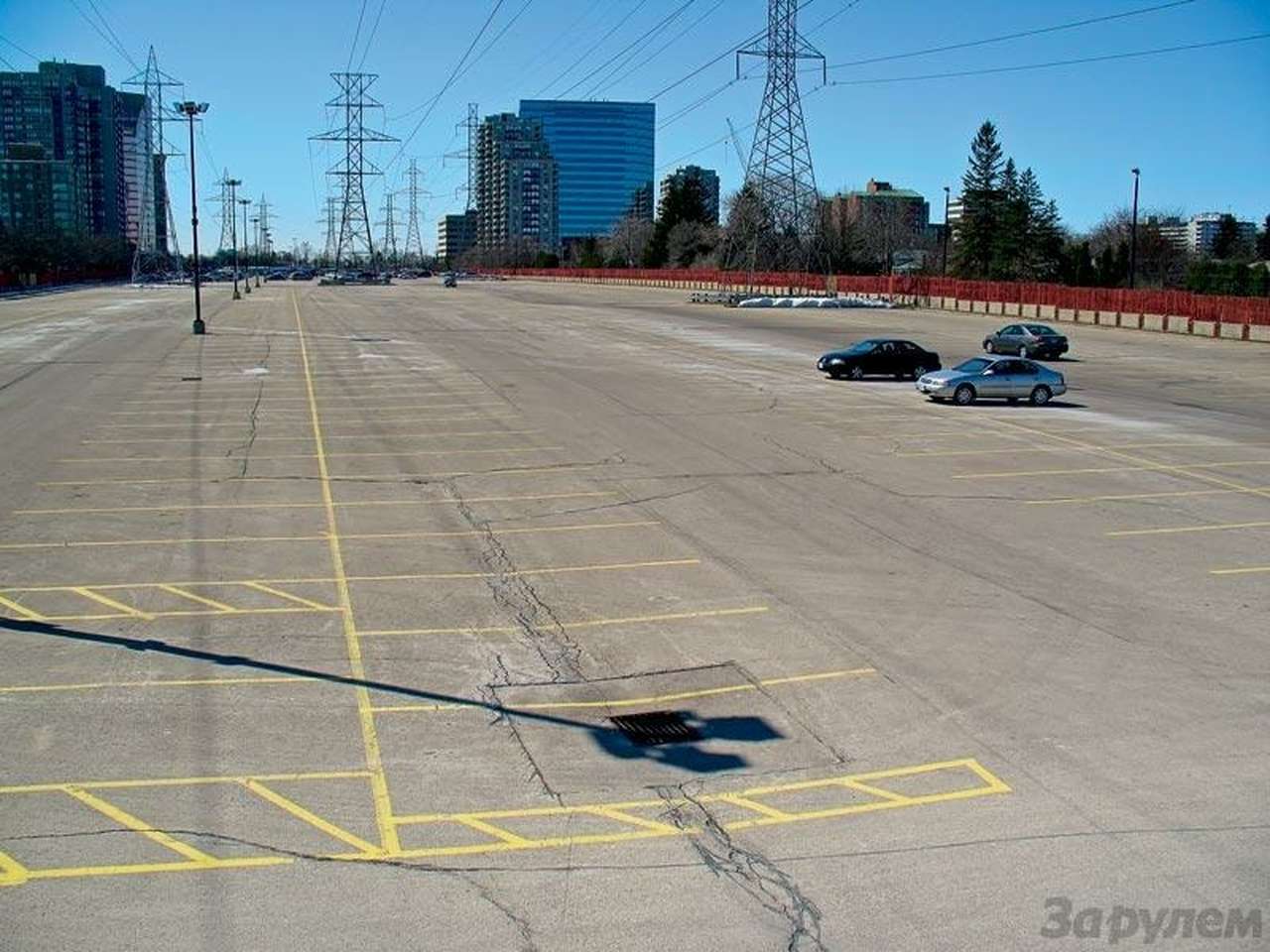 В выходные дни перехватывающая стоянка практически пуста. И абсолютно бесплатна.