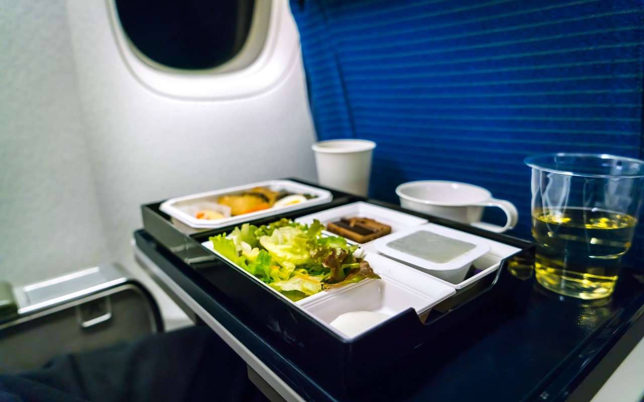 Лоукостер начнет кормить пассажиров — мы знаем, что будет в меню