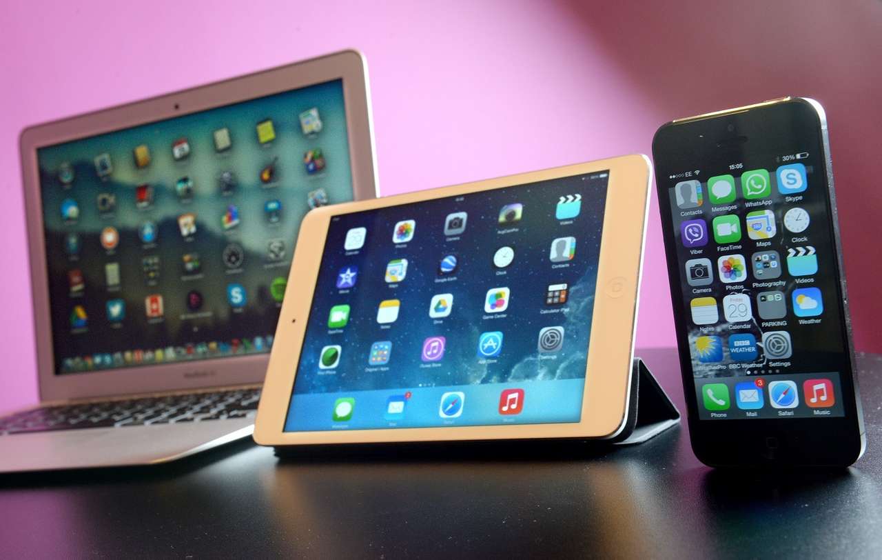 Против Apple подан иск за переманивание автомобильных инженеров