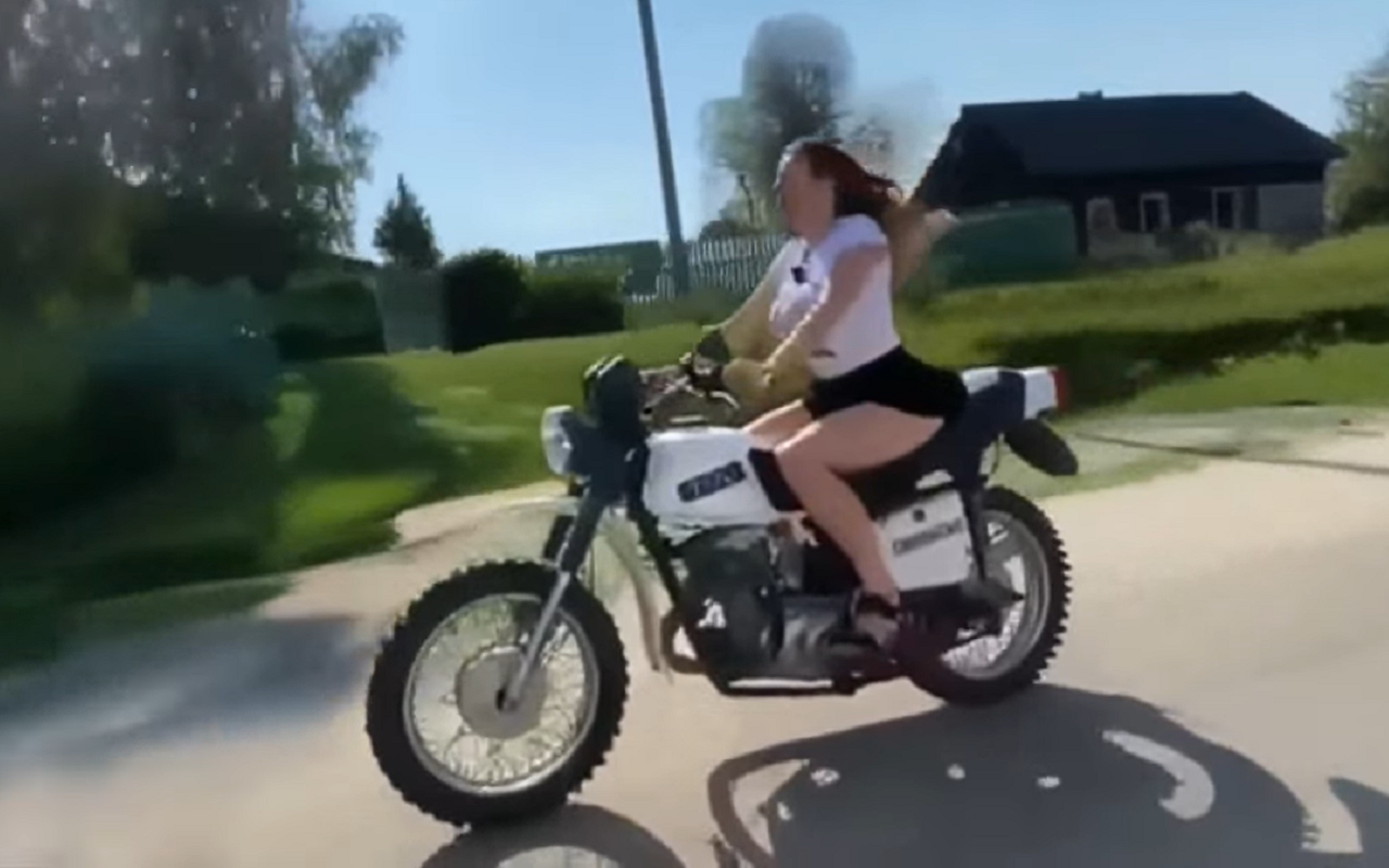 Простая красота: девушка заводит мотоцикл Иж Планета-5 (видео)