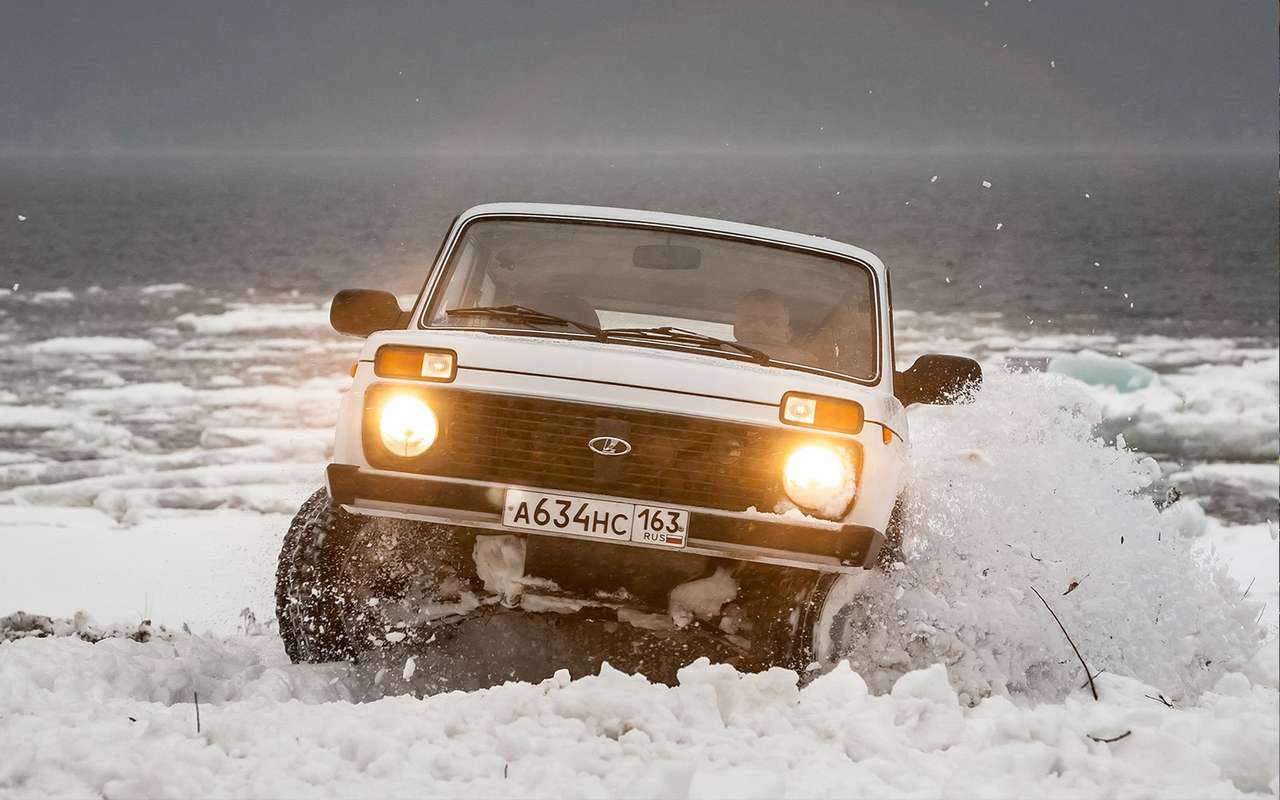 Спасти рядовую Ниву: как 5 машин и 2 трактора не справились с задачей