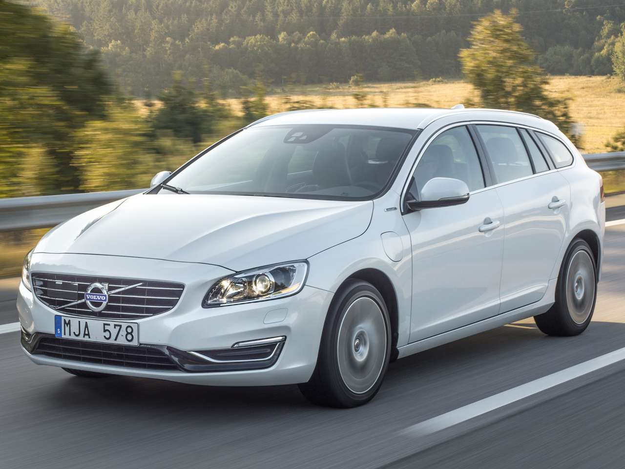 В России начались продажи дизель-электрического гибрида Volvo V60