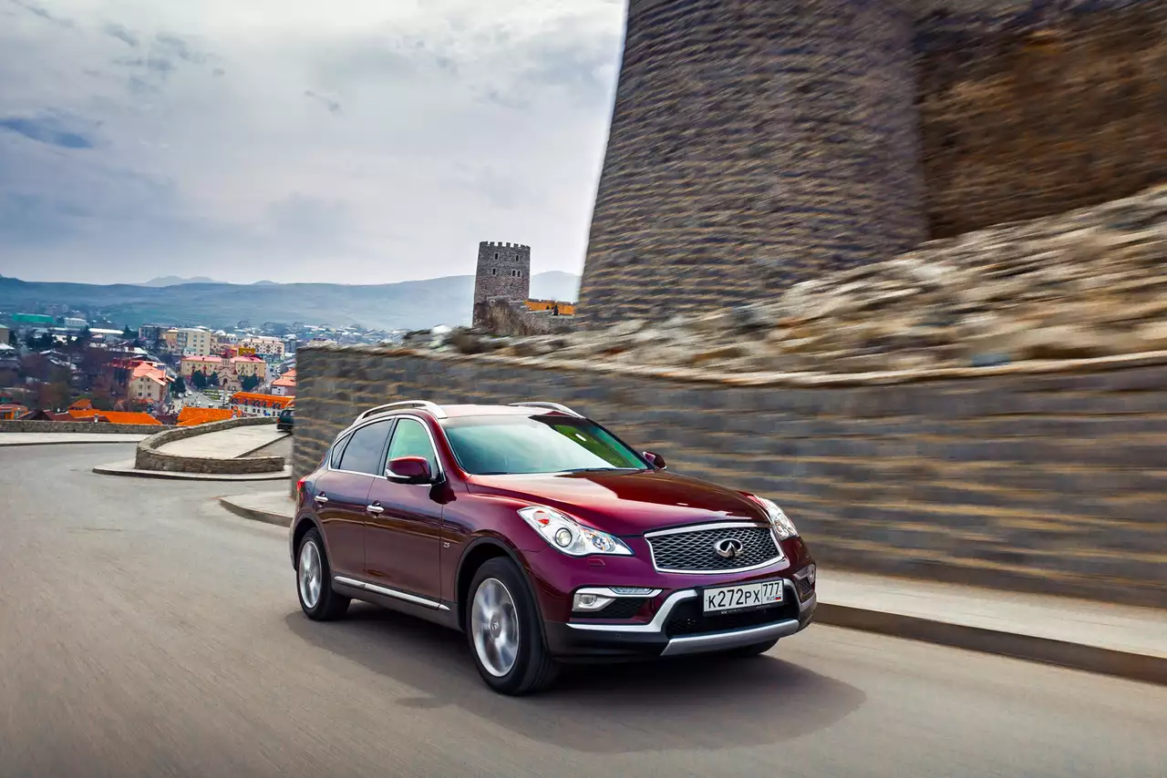 Удлиненному QX50 добавили свежести перекроенные бамперы, радиаторная решетка, светодиодные ходовые огни и прочий декор.