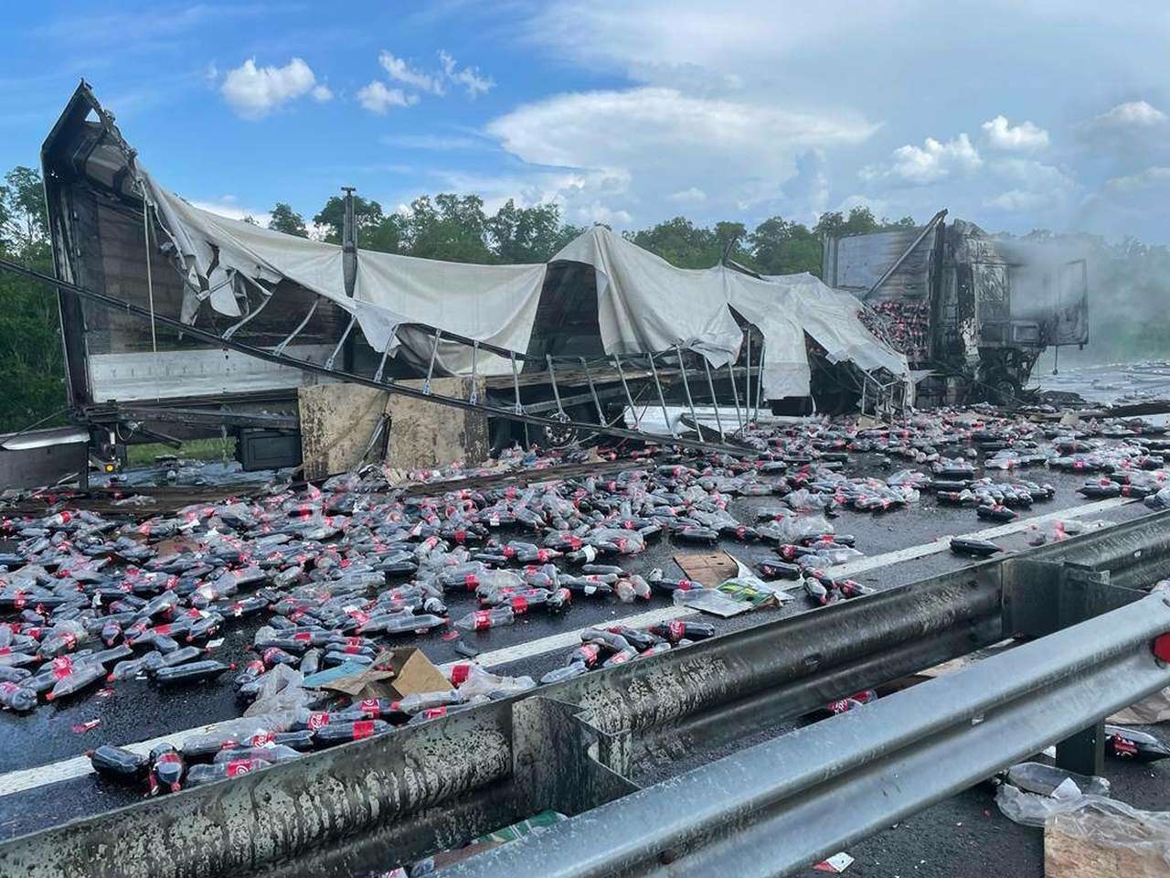 Трассу М-4 «Дон» засыпало бутылками Coca-Cola