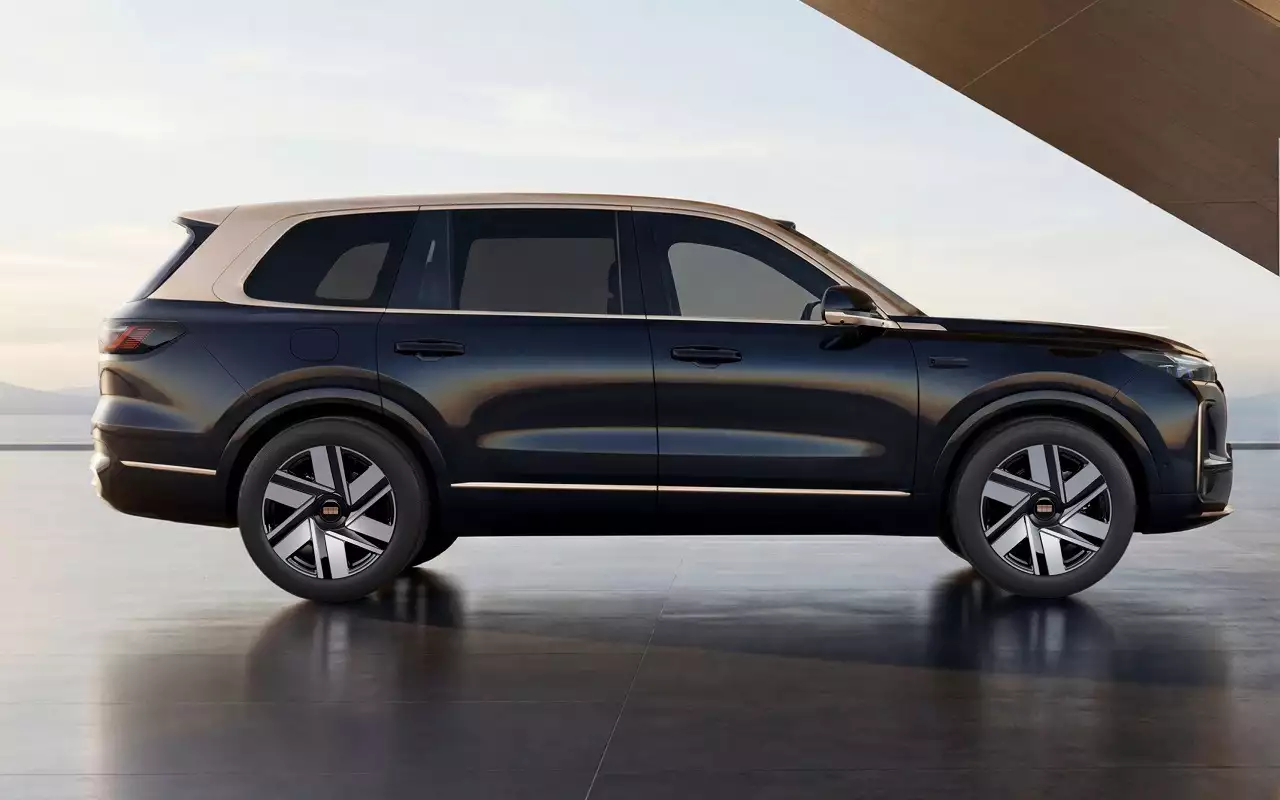 870 л.с., шесть мест: флагманский кроссовер Geely появится в России