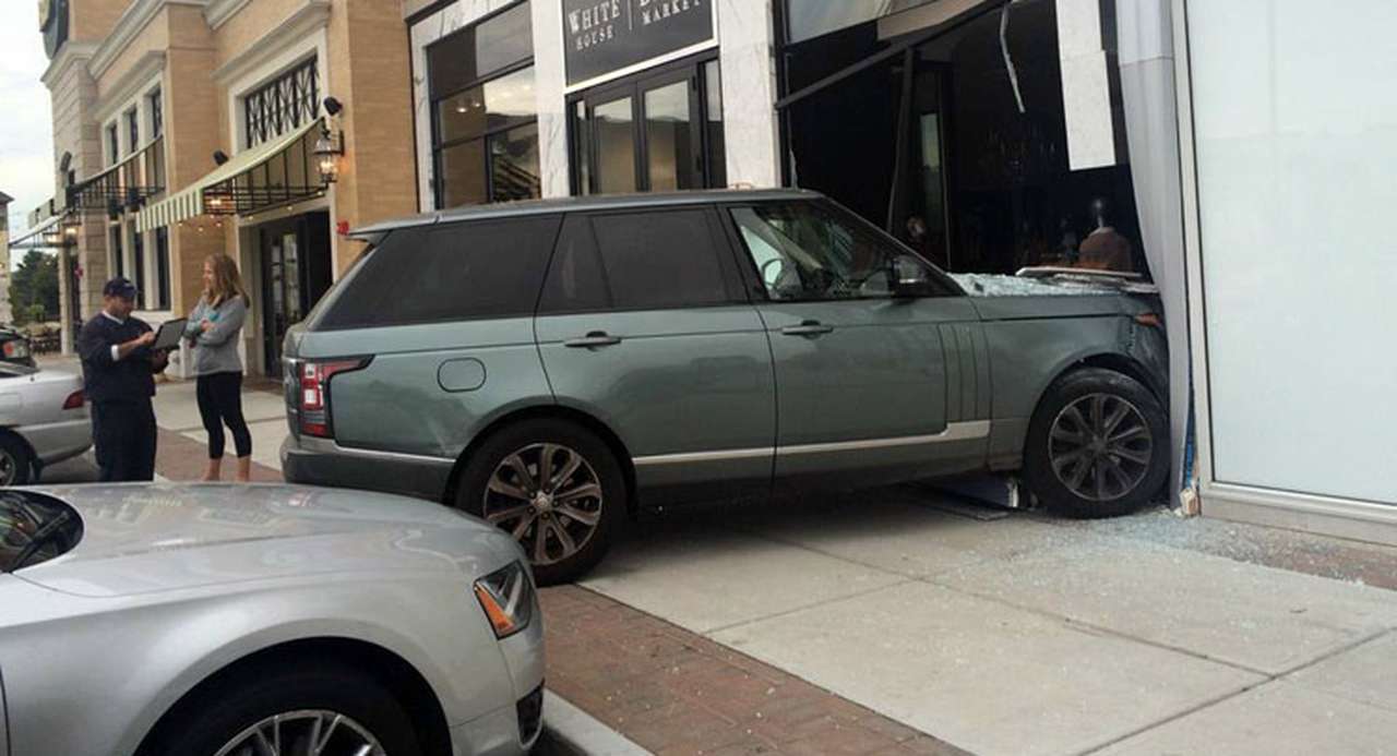 Соскочивший шлепанец сорвал открытие магазина