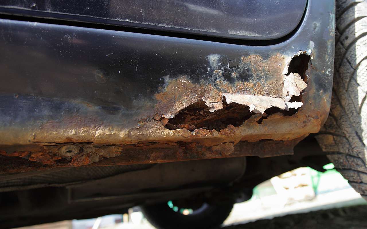 Зачем сосед льет масло в пороги автомобиля — эксперт все объяснил