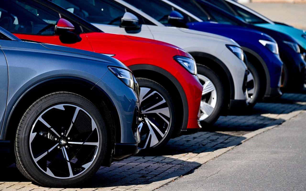 Глобальный кризис: продажи машин упали на 20% за месяц