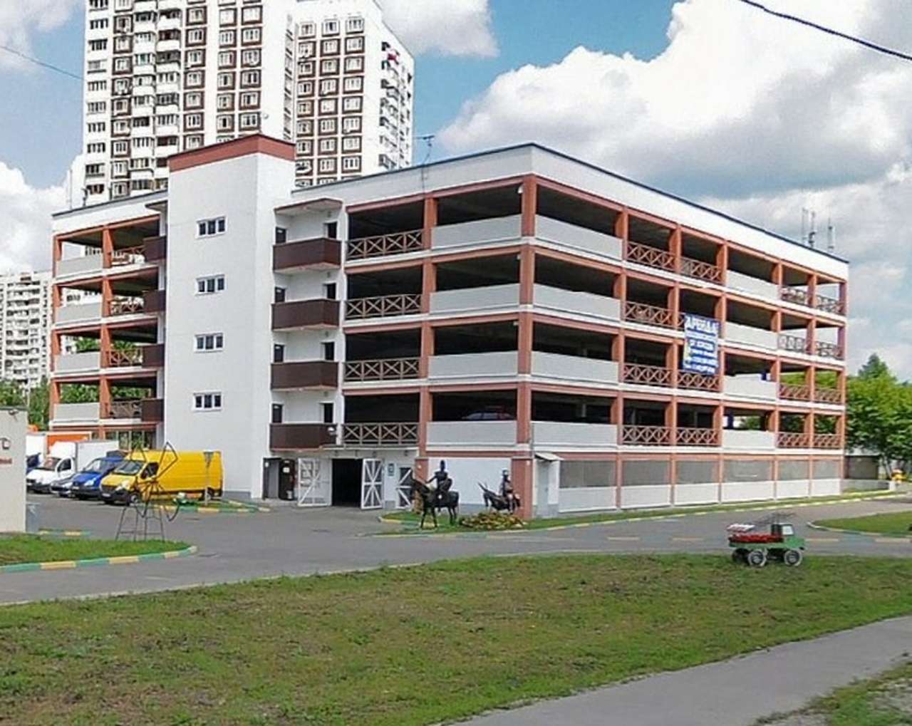 В Москве женщина «уронила» Тойоту с четвертого этажа парковки